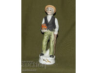 Statuetă decorativă din porțelan, reprezentând un bărbat