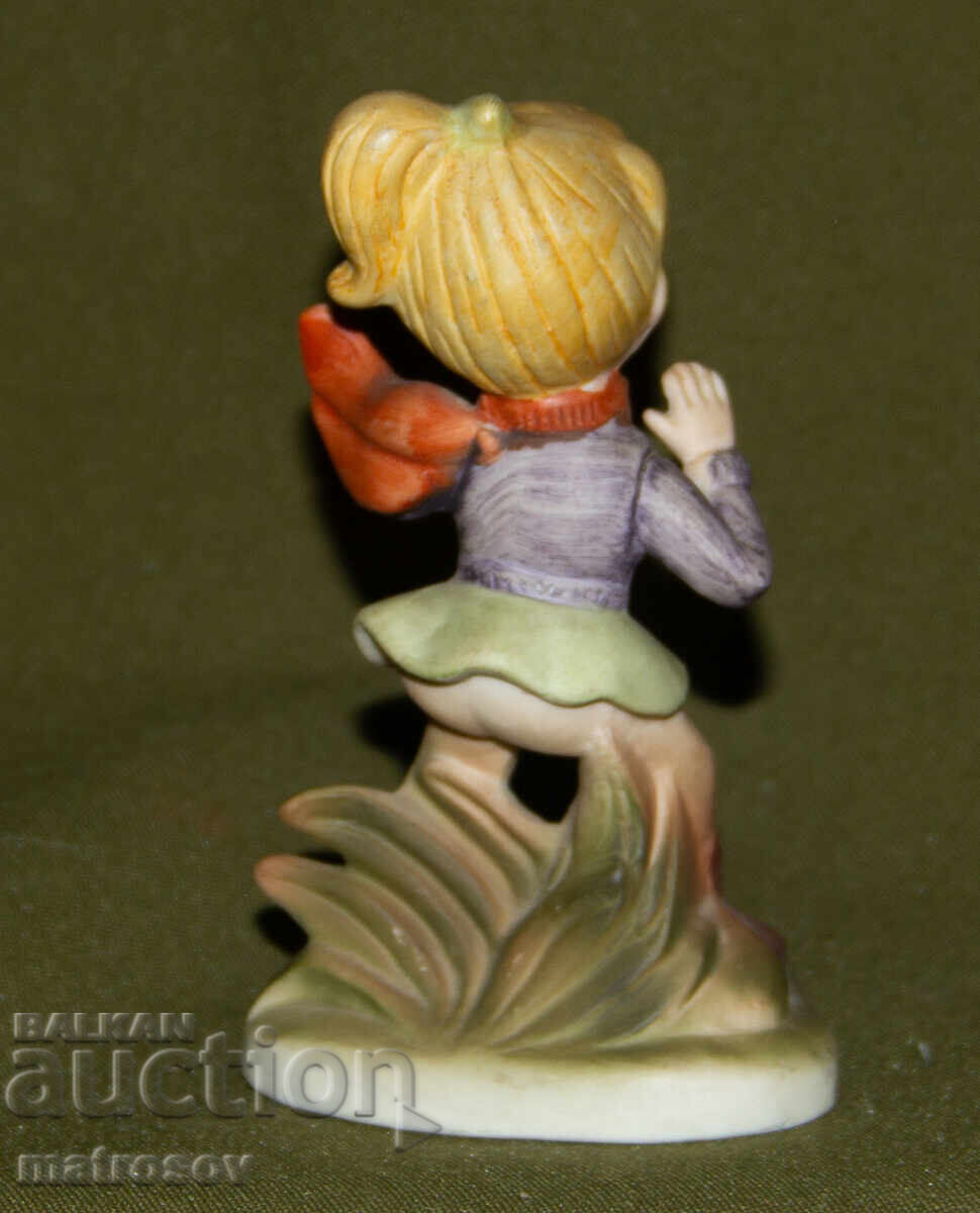 Παράδοση Παλαιό πορσελάνινο αγαλματίδιο, κορίτσι με παγοπέδιλα Παράδοση Παλαιό πορσελάνινο αγαλματίδιο, κορίτσι με παγοπέδιλα