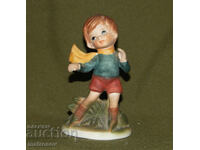 Statuetă veche de porțelan, copil pe patine