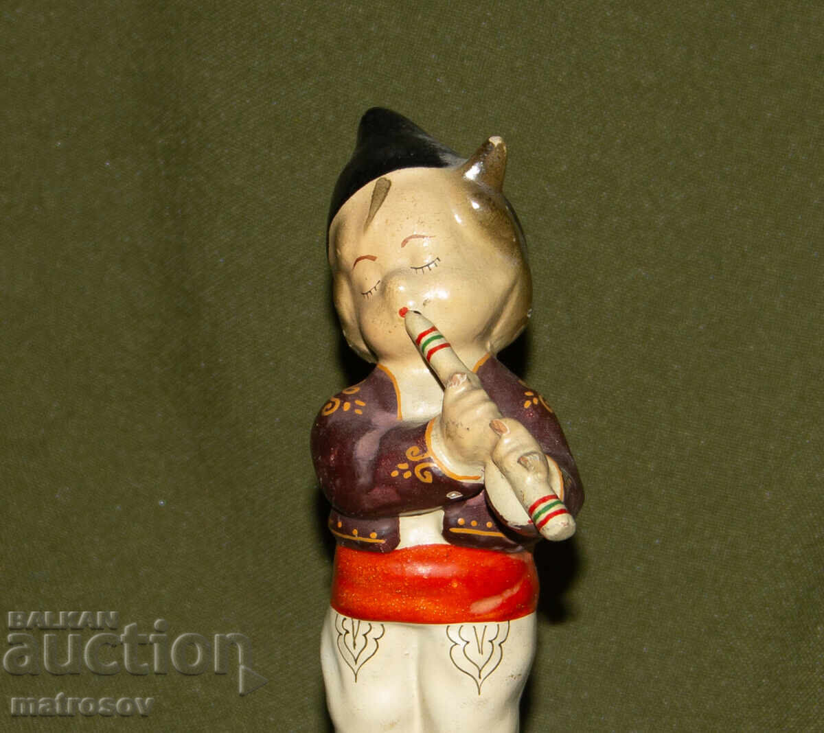 Figurină decorativă din porțelan, băiat cu fluier cu preț 120.00 BGN | € 61.36 Figurină decorativă din porțelan, băiat cu fluier cu preț 120.00 BGN | € 61.36