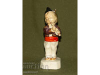 Figurină decorativă din porțelan, băiat cu fluier