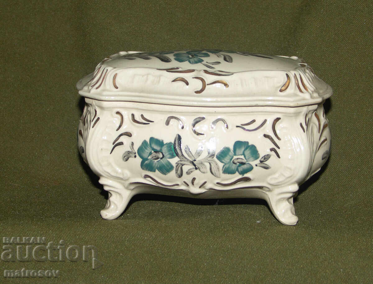 Cutie veche de bijuterii din portelan cu preț 150.00 BGN | € 76.69