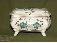 Cutie veche de bijuterii din portelan