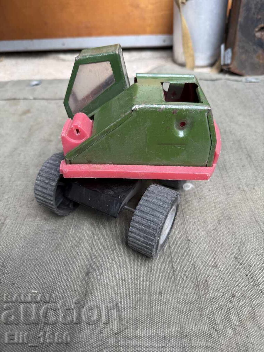 Buldozer de jucărie din perioada comunistă cu preț € 15.00 | 29.34 BGN