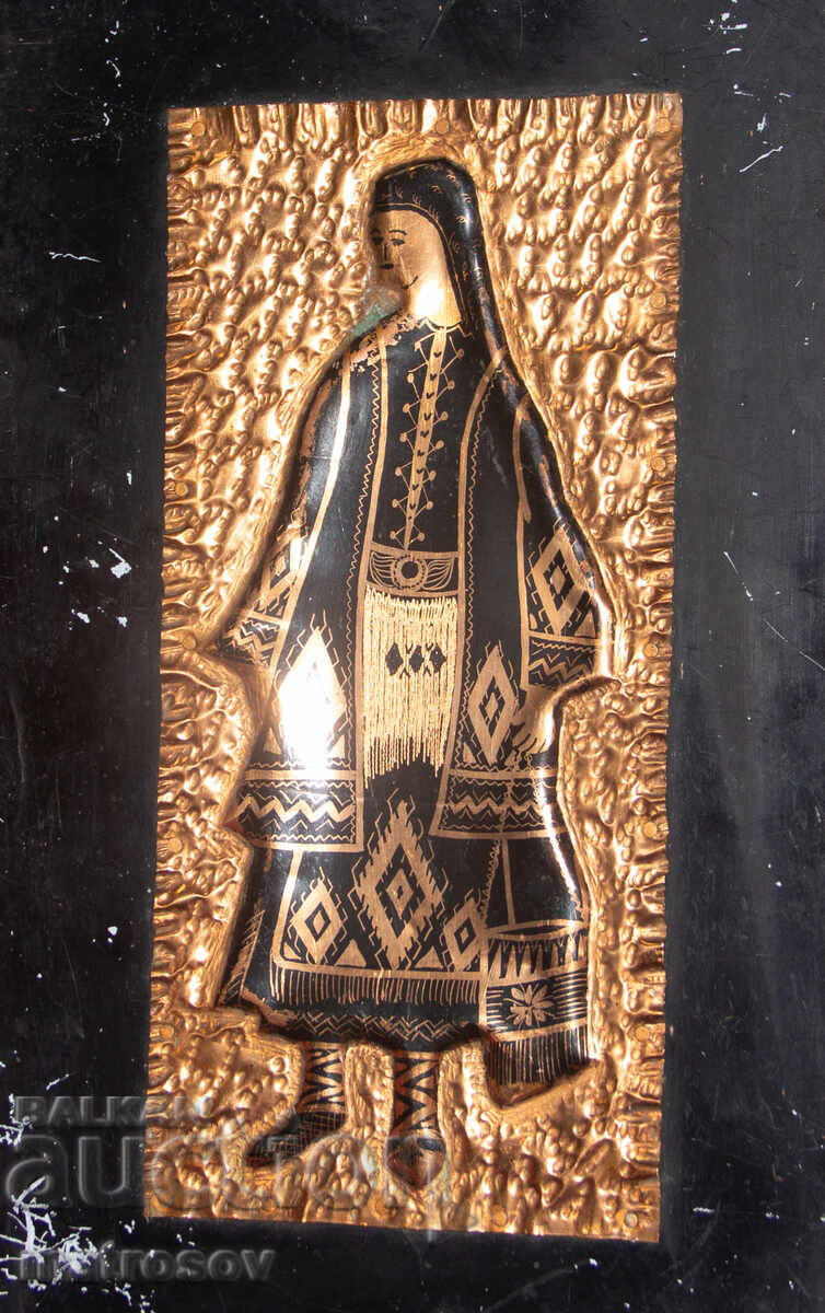 Licitație Plachetă de alamă basorelief, femeie în costum popular Licitație Plachetă de alamă basorelief, femeie în costum popular