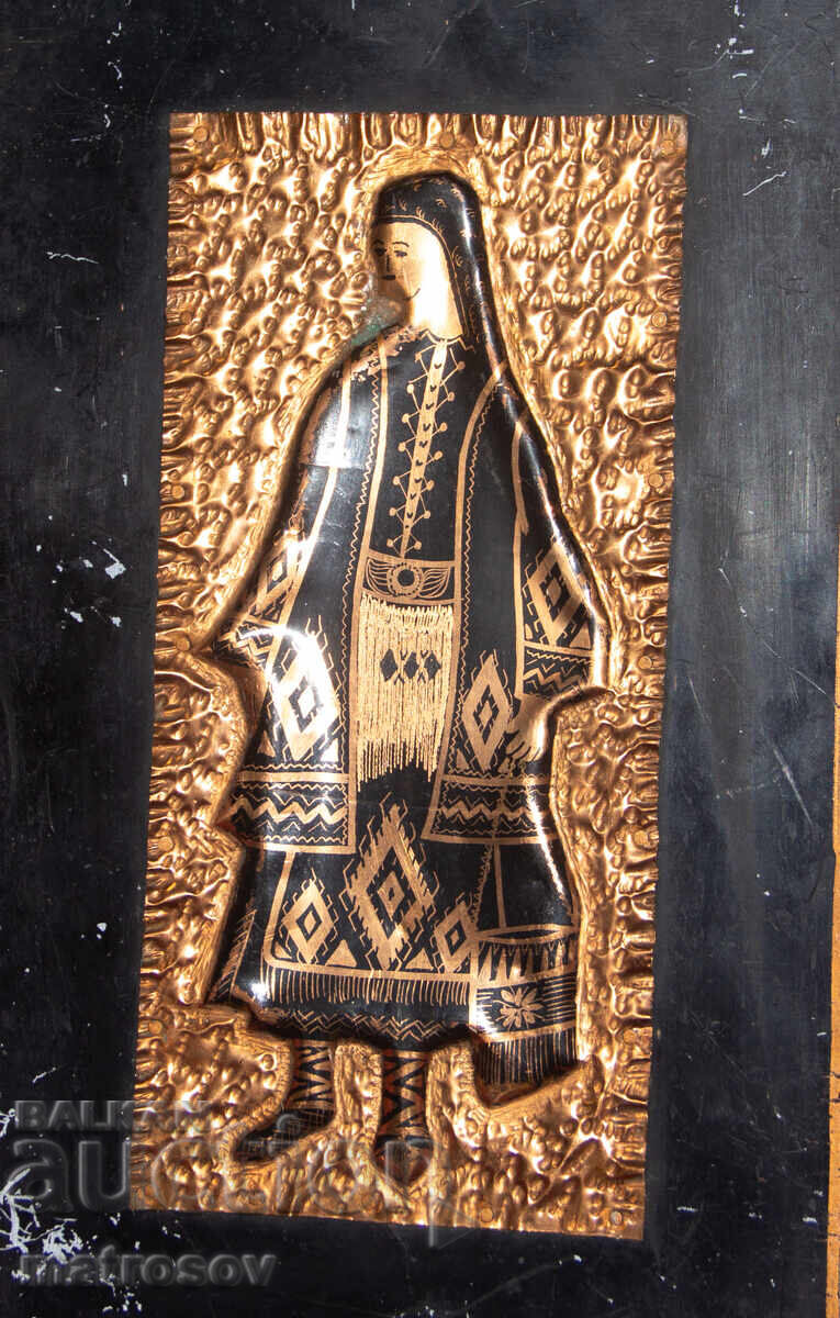 Plachetă de alamă basorelief, femeie în costum popular Plachetă de alamă basorelief, femeie în costum popular