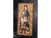 Plachetă de alamă basorelief, femeie în costum popular