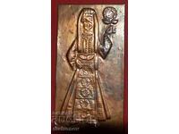 Plachetă de alamă basorelief, femeie în costum popular