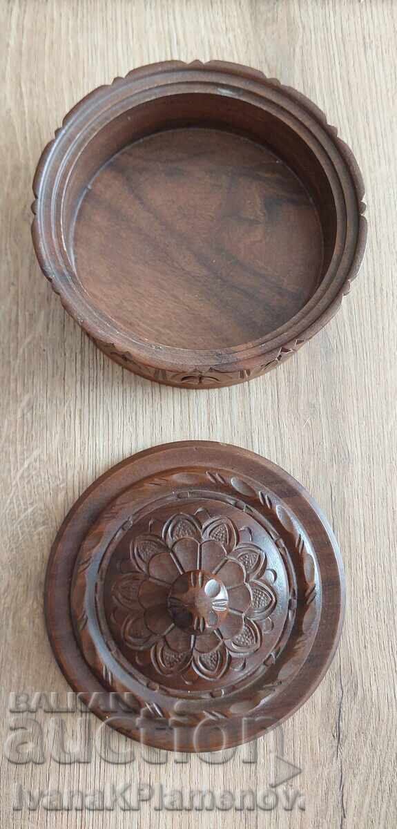 Auction Woodcarved Box for Connoisseurs, Excellent Auction Woodcarved Box for Connoisseurs, Excellent