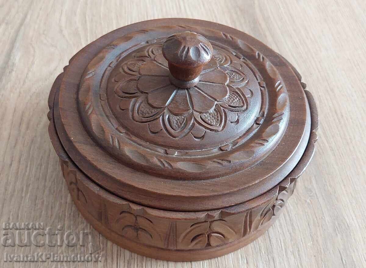 Woodcarved Box for Connoisseurs, Excellent Woodcarved Box for Connoisseurs, Excellent
