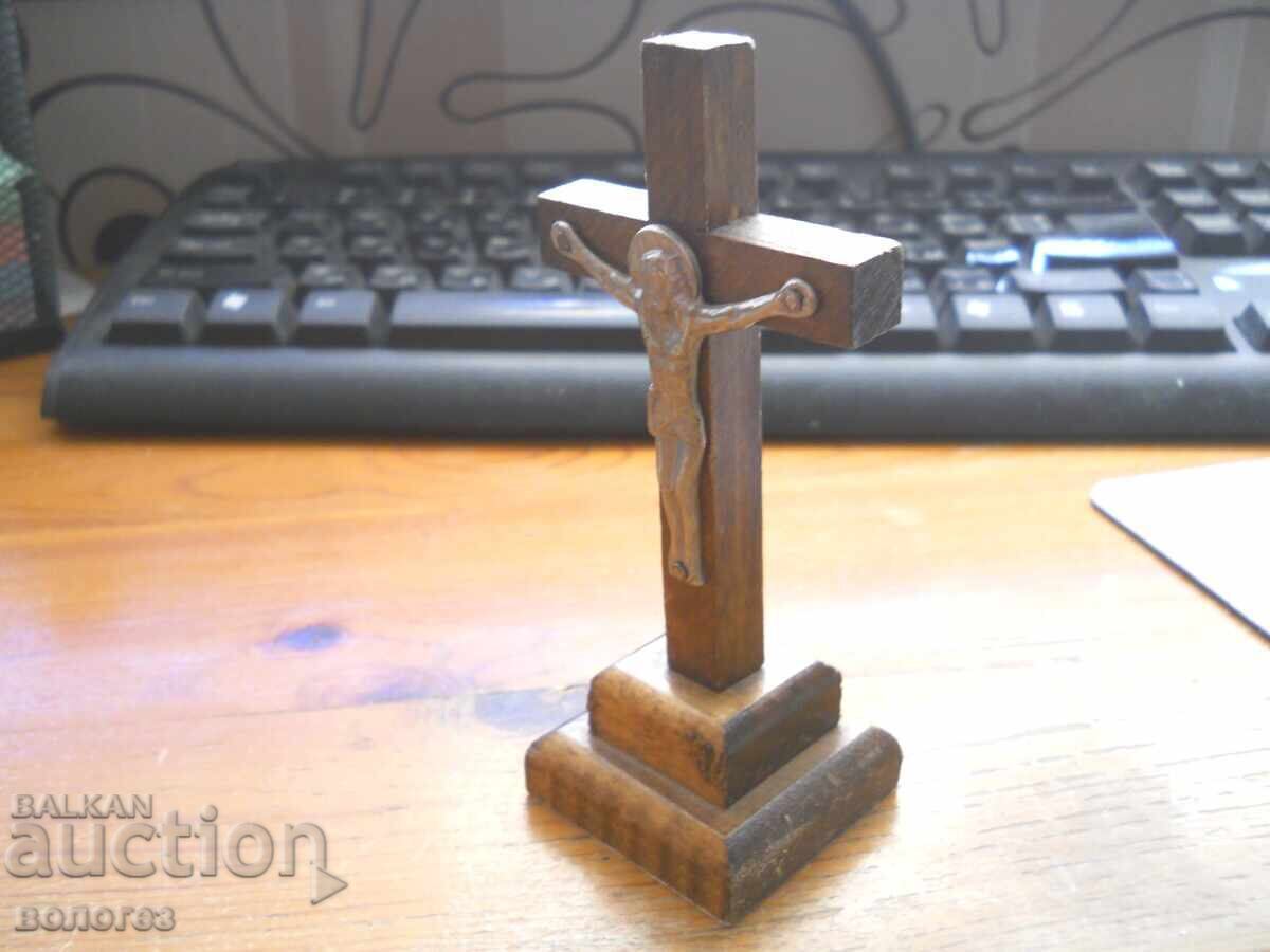 Cruce de lemn cu răstignire cu preț 5.00 BGN | € 2.56 Cruce de lemn cu răstignire cu preț 5.00 BGN | € 2.56