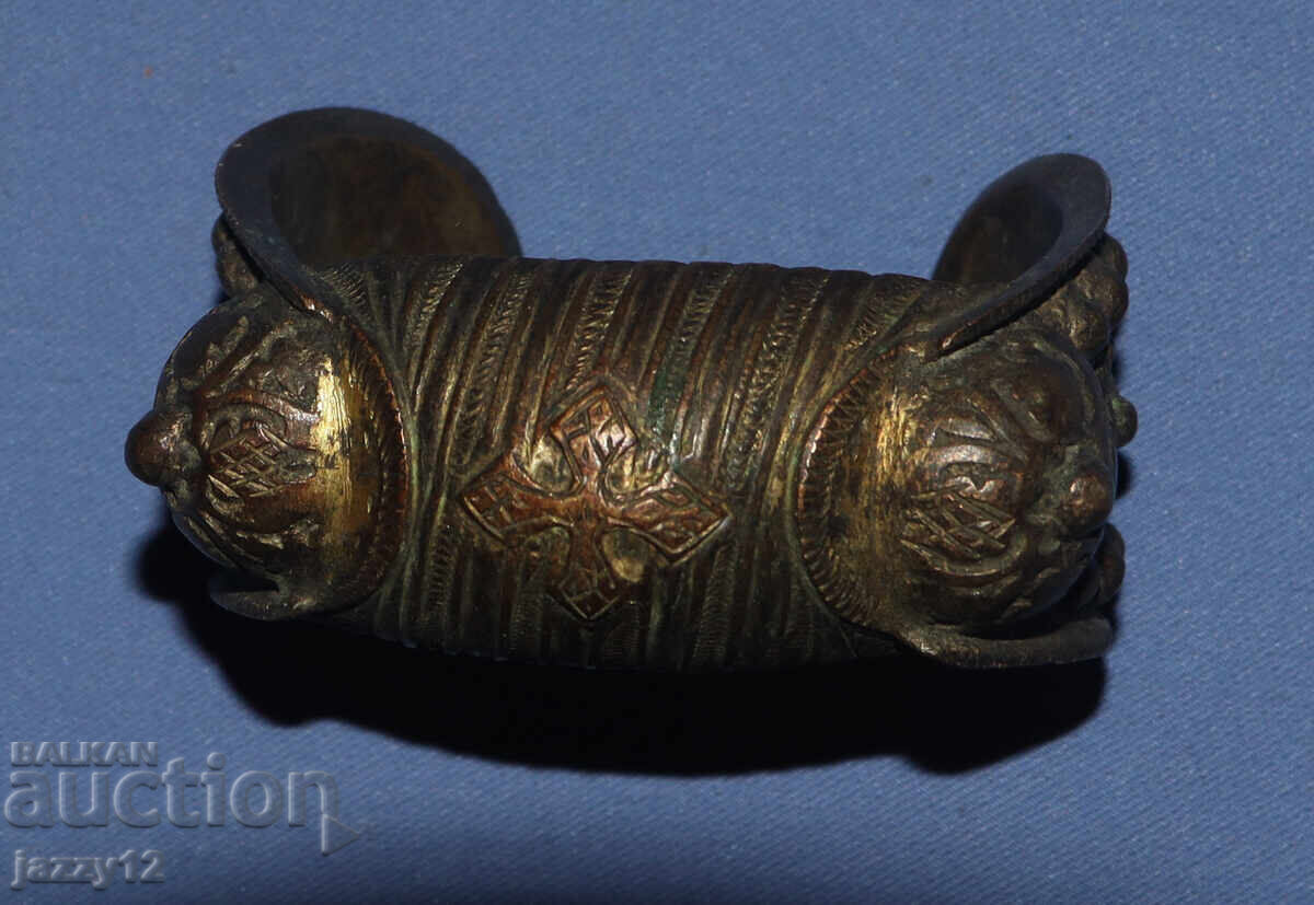 Brățară veche de bronz, tip praștie, cu cruce cu preț 200.00 BGN | € 102.26