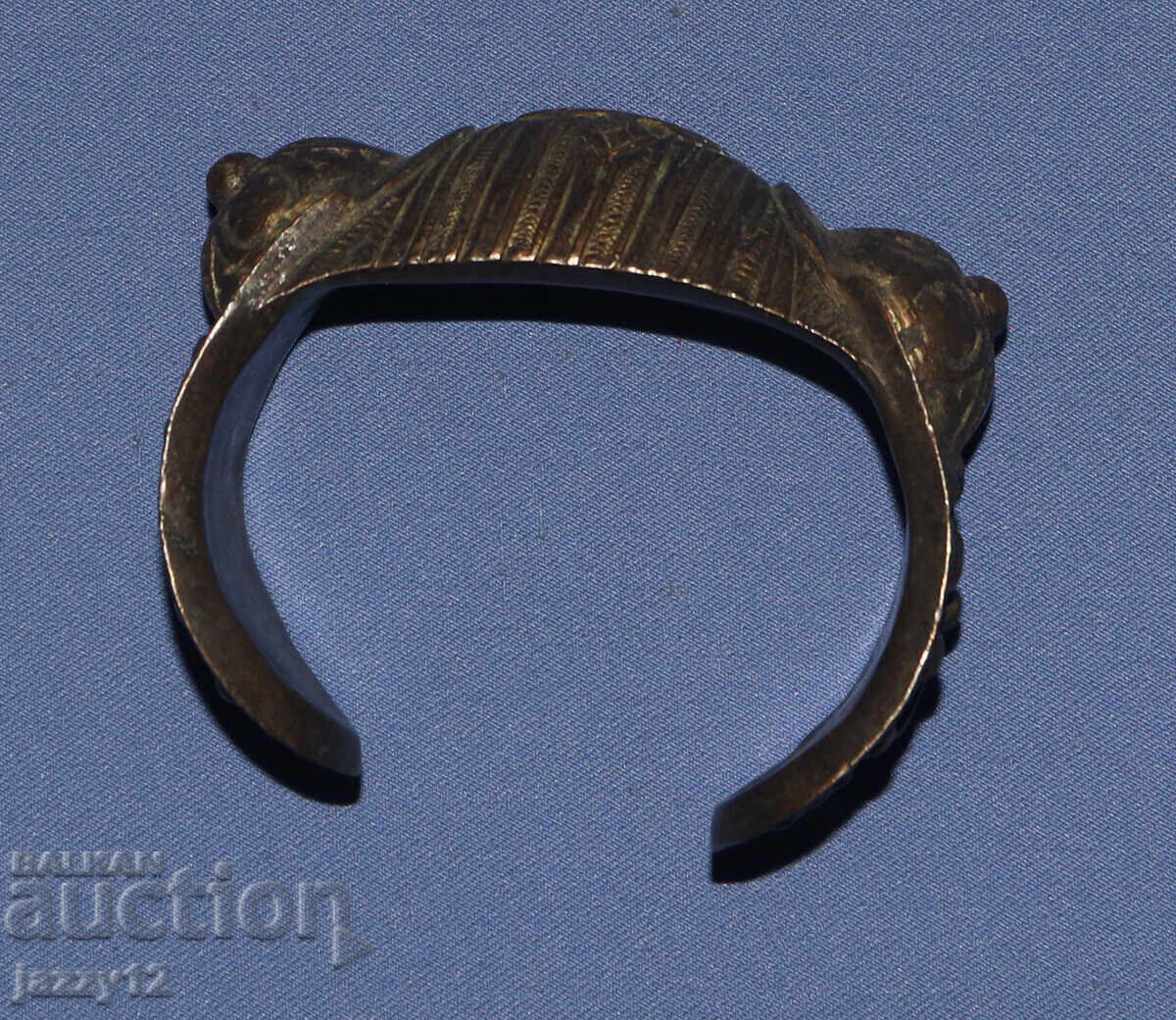 Licitație Brățară veche de bronz, tip praștie, cu cruce