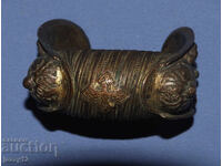 Brățară veche de bronz, tip praștie, cu cruce