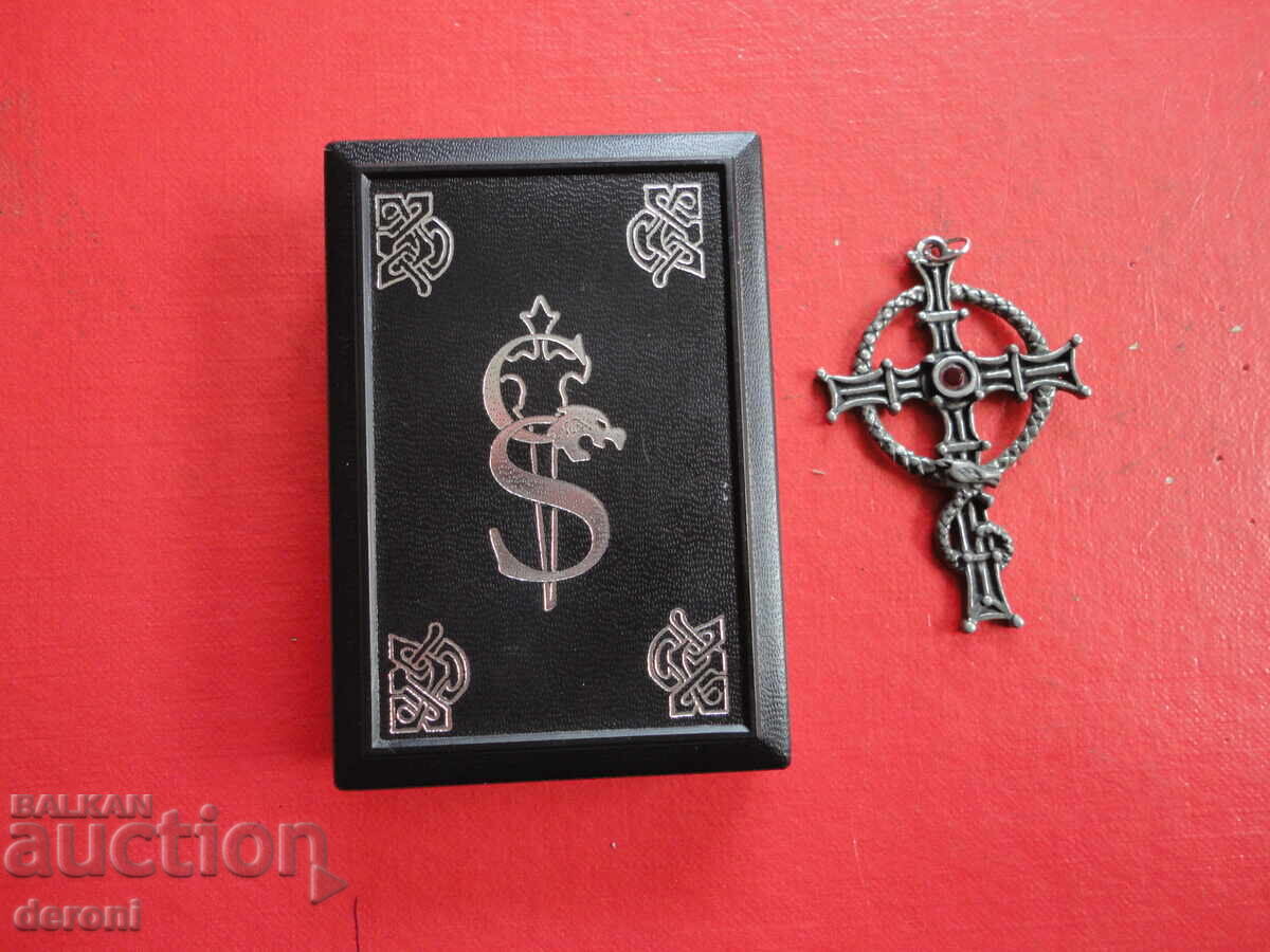 Доставка на Страхотен калаен кръст