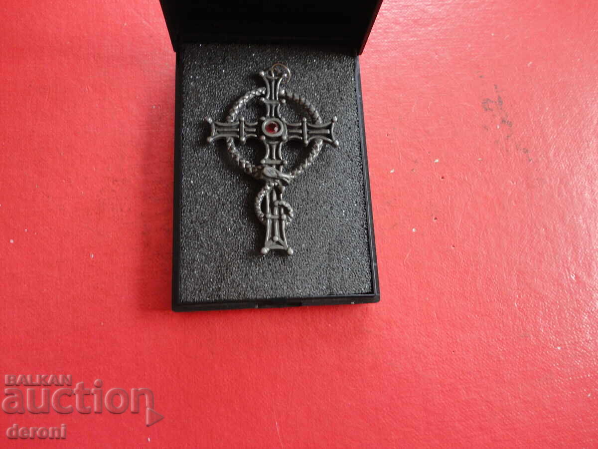 Страхотен калаен кръст