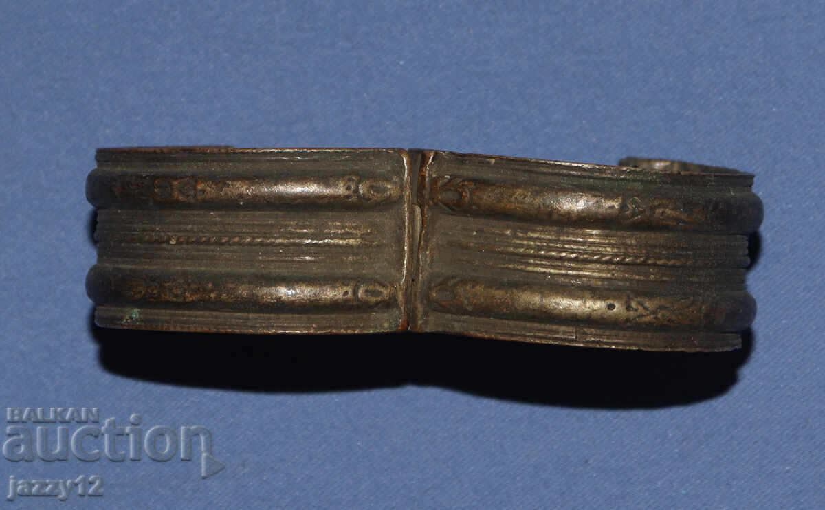 Παράδοση Παλιό ασημένιο παραδοσιακό βραχιόλι