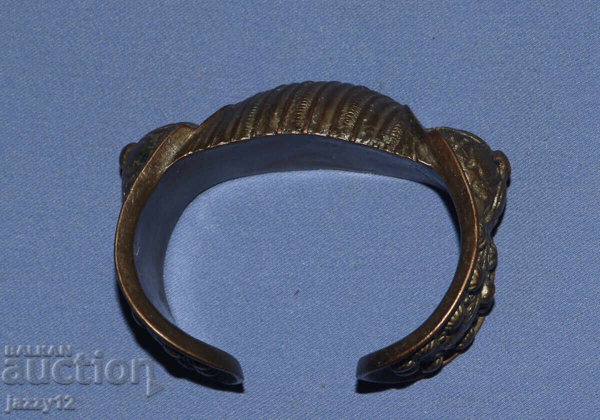 Delivery of Old bronze slingshot bracelet