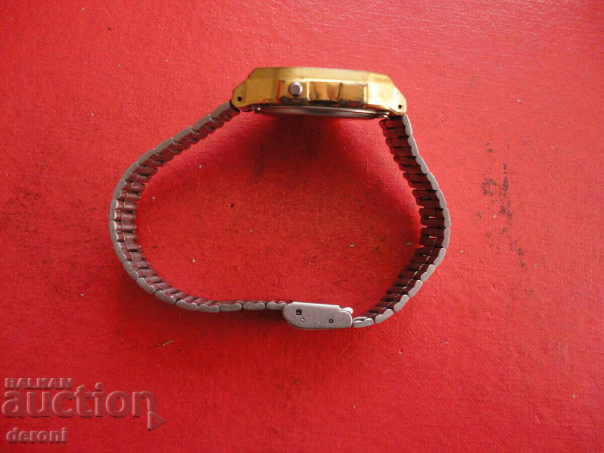 Доставка на Позлатен часовник Casio Доставка на Позлатен часовник Casio