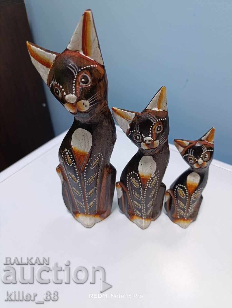 Ξυλόγλυπτα γατάκια Ξυλόγλυπτα γατάκια