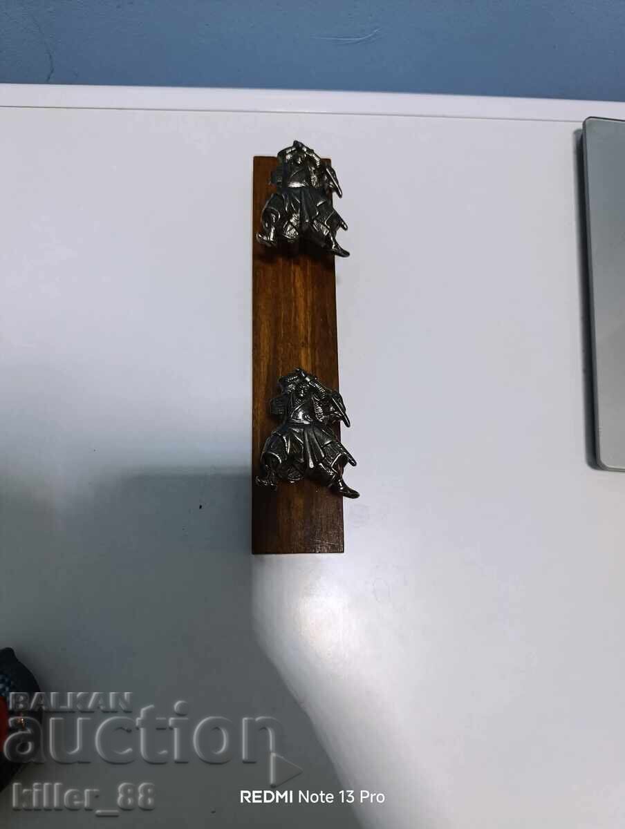 Κρεμάστρα με σαμουράι με τιμή 55.00 BGN | € 28.12