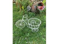 Metal plant stand in the shape of a wheel