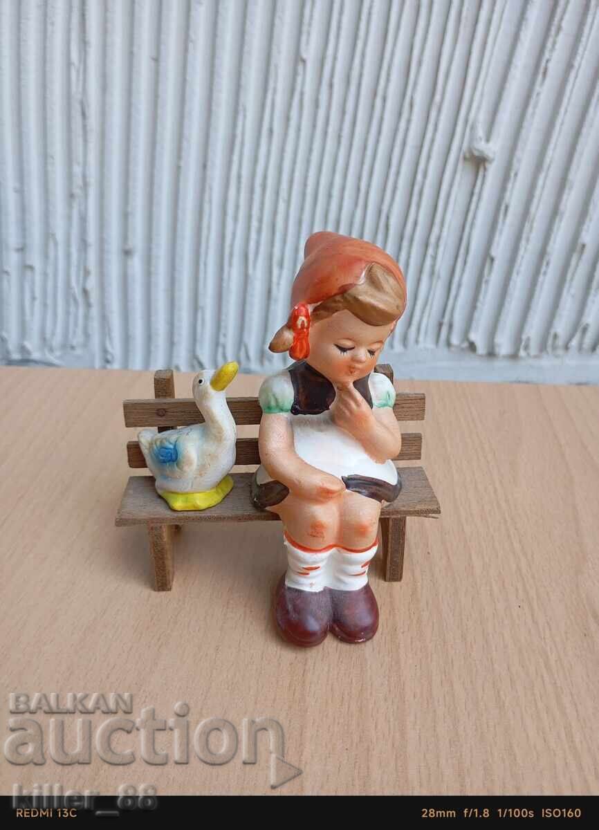 Δημοπρασία Κεραμικό ειδώλιο κοριτσιού με πάπια Δημοπρασία Κεραμικό ειδώλιο κοριτσιού με πάπια