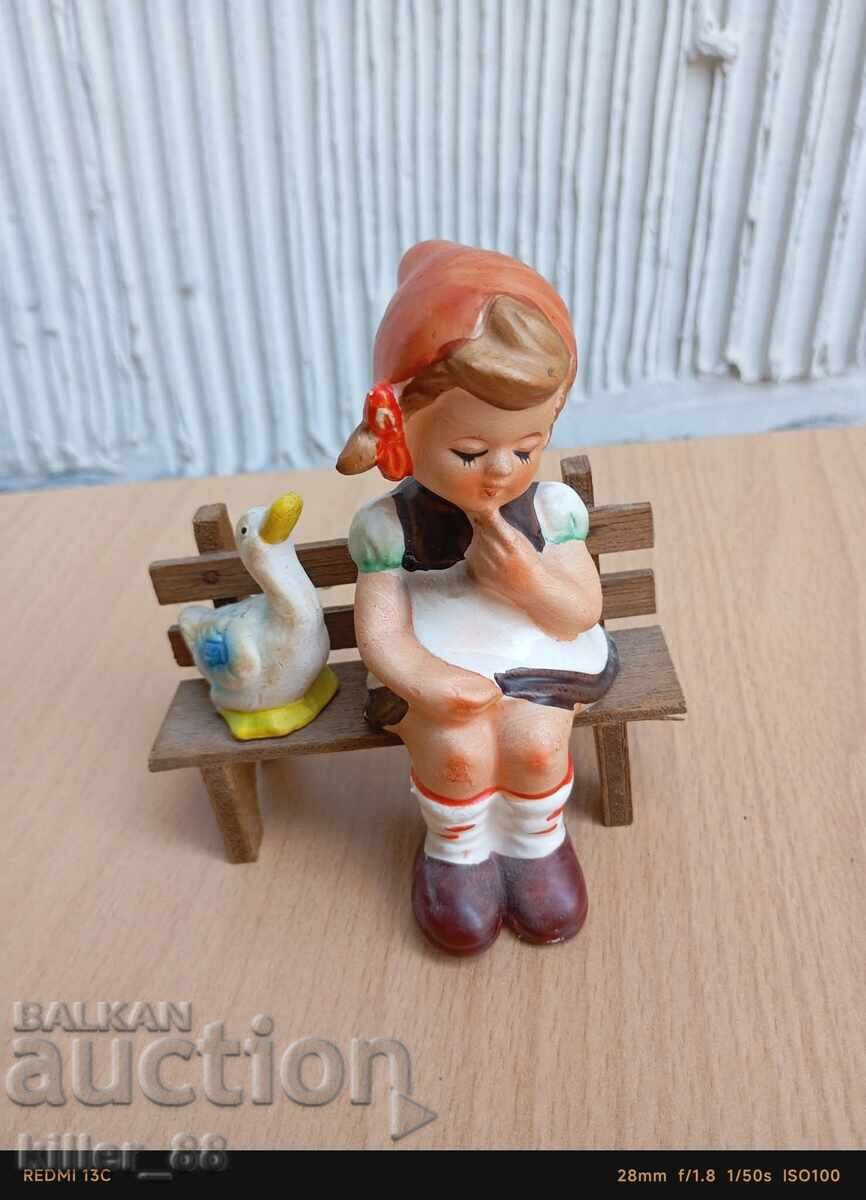 Κεραμικό ειδώλιο κοριτσιού με πάπια Κεραμικό ειδώλιο κοριτσιού με πάπια