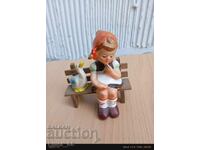 Figurină ceramică fetiță cu rață