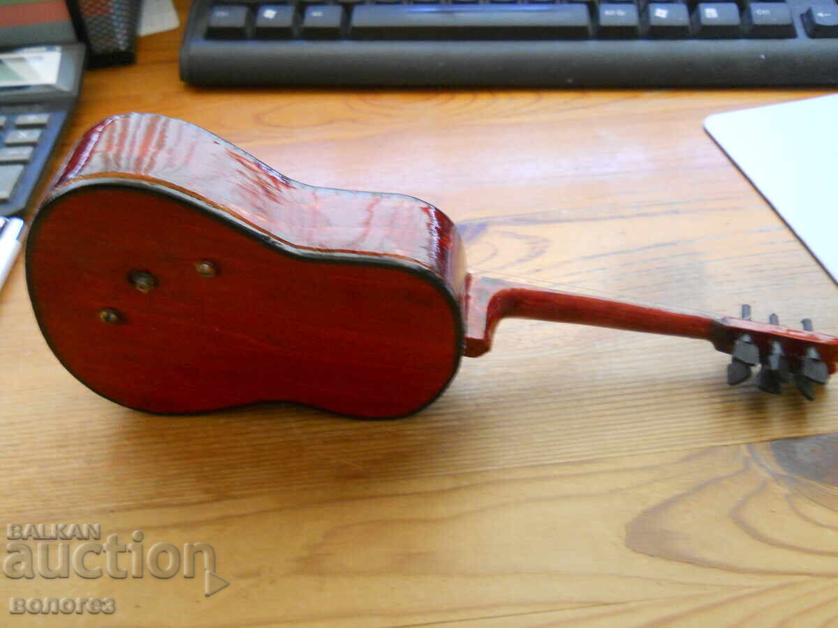 Аукцион Старинна миниатюрна китара с калъф Аукцион Старинна миниатюрна китара с калъф