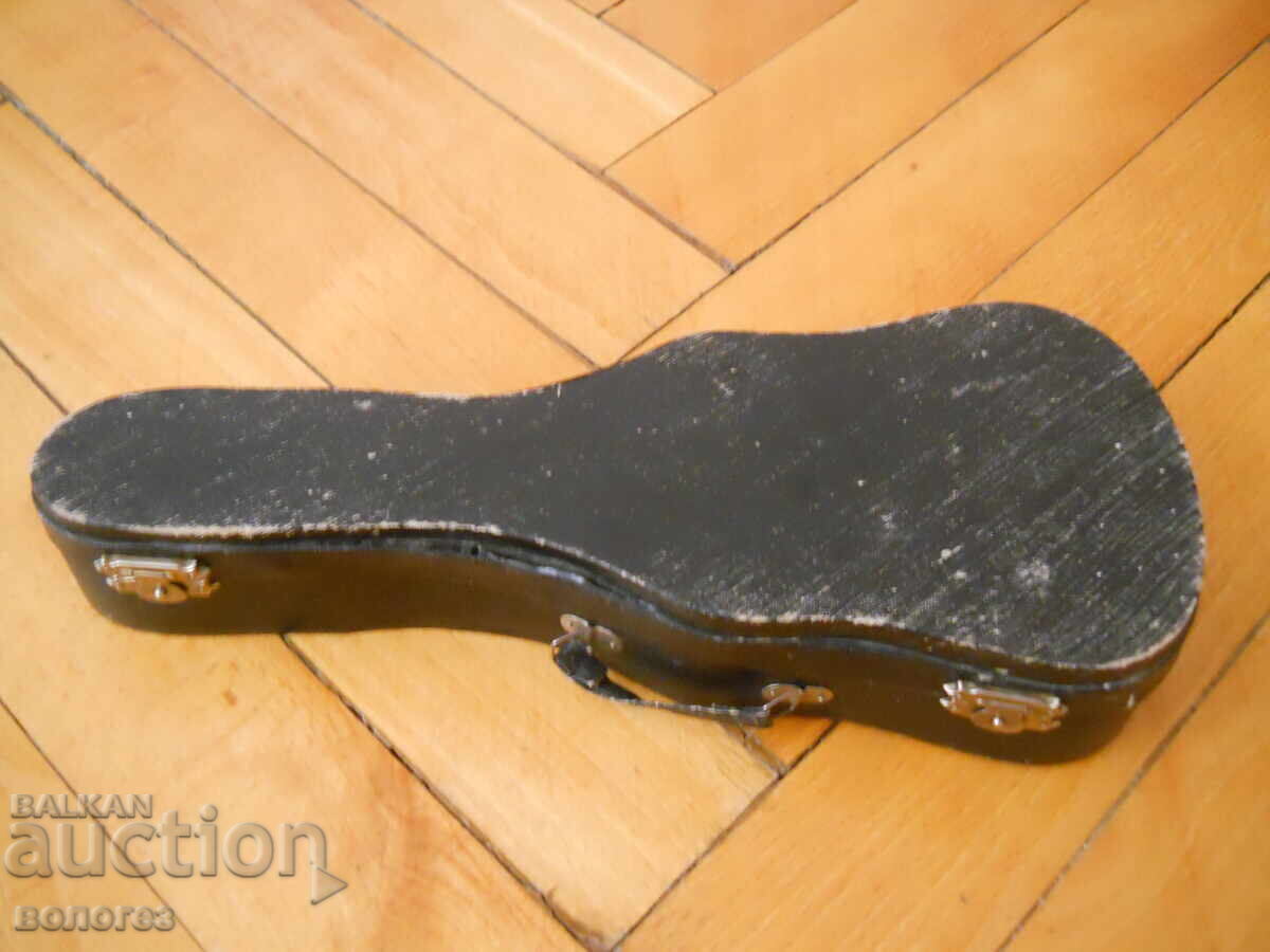 Доставка на Старинна миниатюрна китара с калъф Доставка на Старинна миниатюрна китара с калъф