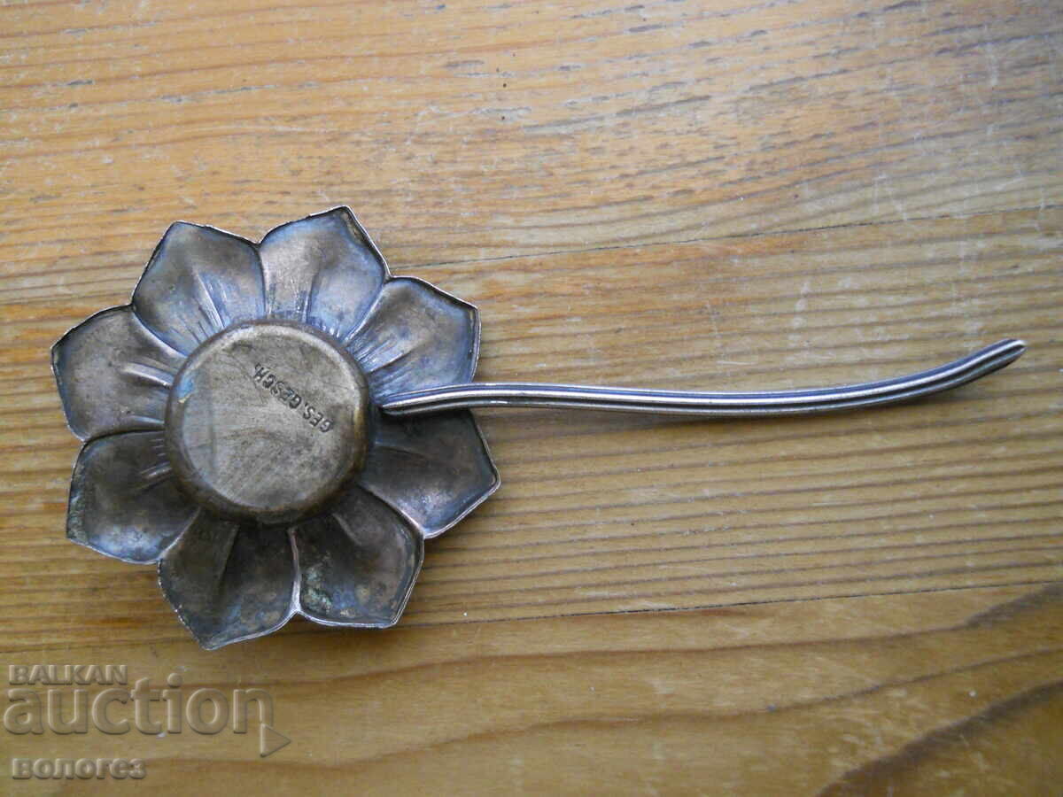 Săratniță veche de argint în formă de floare cu preț 100.00 BGN | € 51.13 Săratniță veche de argint în formă de floare cu preț 100.00 BGN | € 51.13