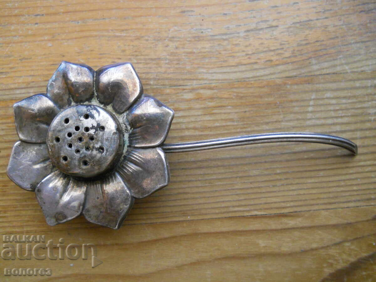 Săratniță veche de argint în formă de floare Săratniță veche de argint în formă de floare