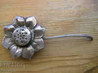 Săratniță veche de argint în formă de floare