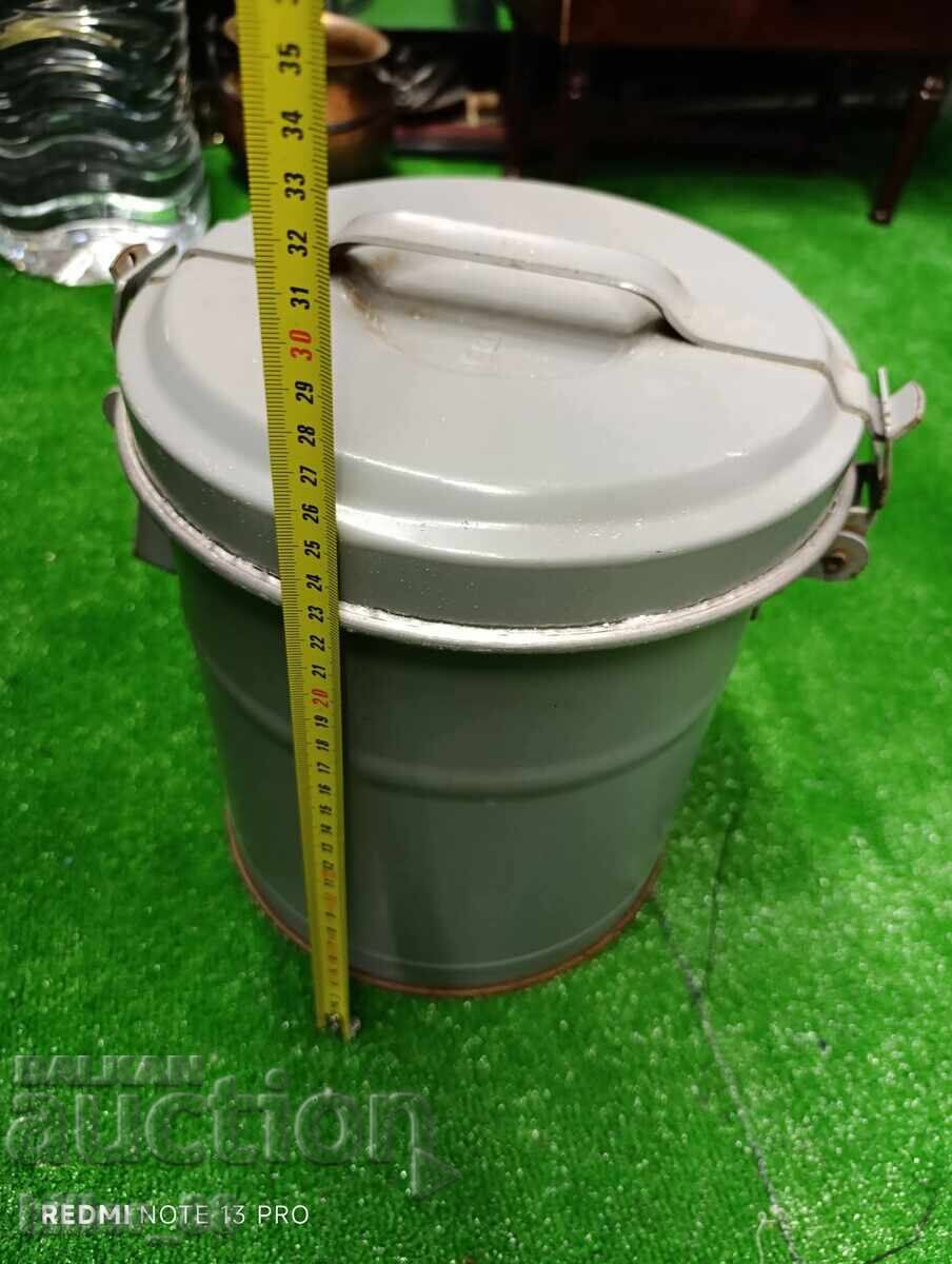 Old food container with thermos function