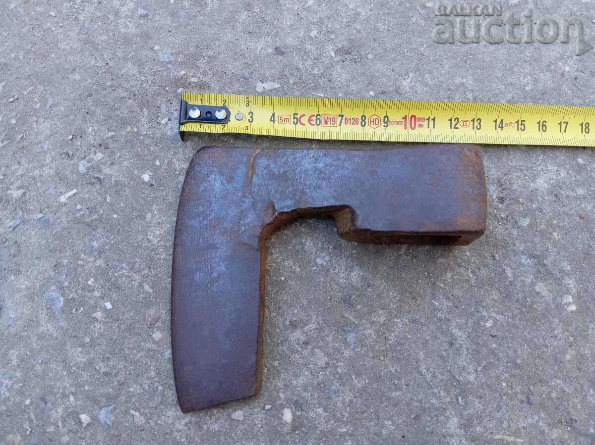 Παλιό μικρό τσεκούρι, τσεκούρι, σφυρήλατο σίδερο με λεπίδα σπαθιού με τιμή 21.00 BGN | € 10.74