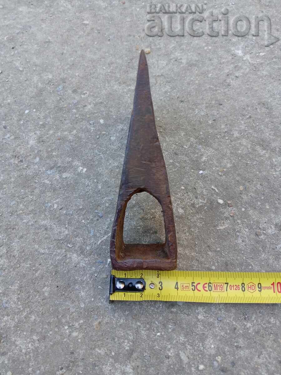 Παράδοση Παλιό μικρό τσεκούρι, τσεκούρι, σφυρήλατο σίδερο με λεπίδα σπαθιού