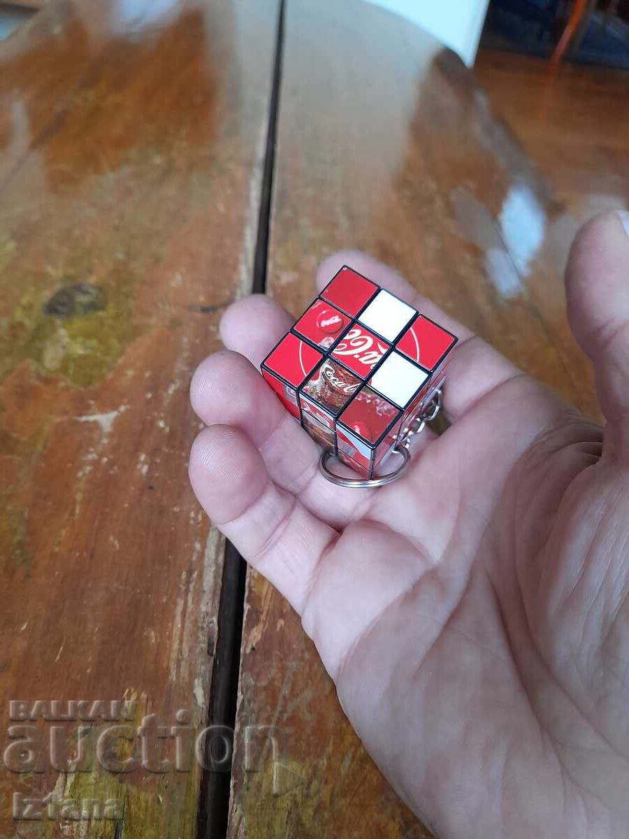 Suvenir vechi, breloc, cub de aranjat Coca Cola cu preț 60.00 BGN | € 30.68