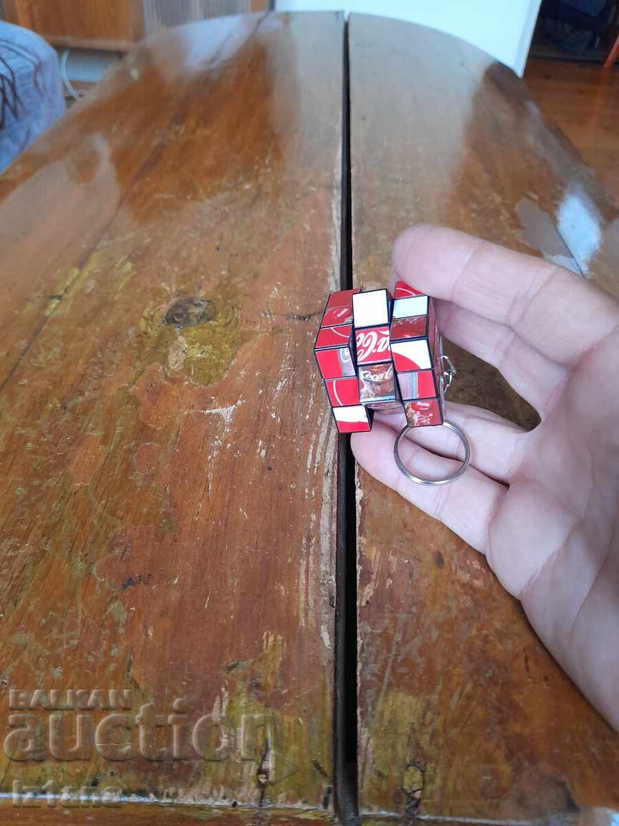 Livrarea Suvenir vechi, breloc, cub de aranjat Coca Cola