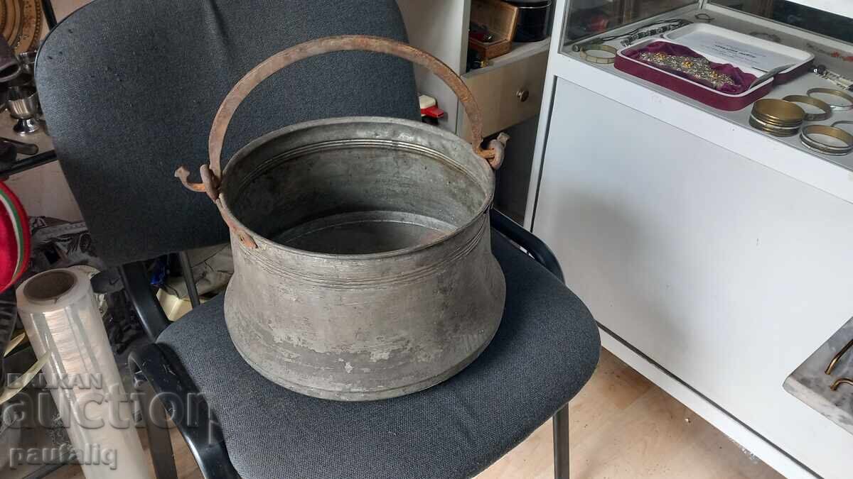 СТАР МЕДЕН КОТЕЛ С БРОНЗОВА ДРЪЖКА с цена 70.00 лв. | € 35.79