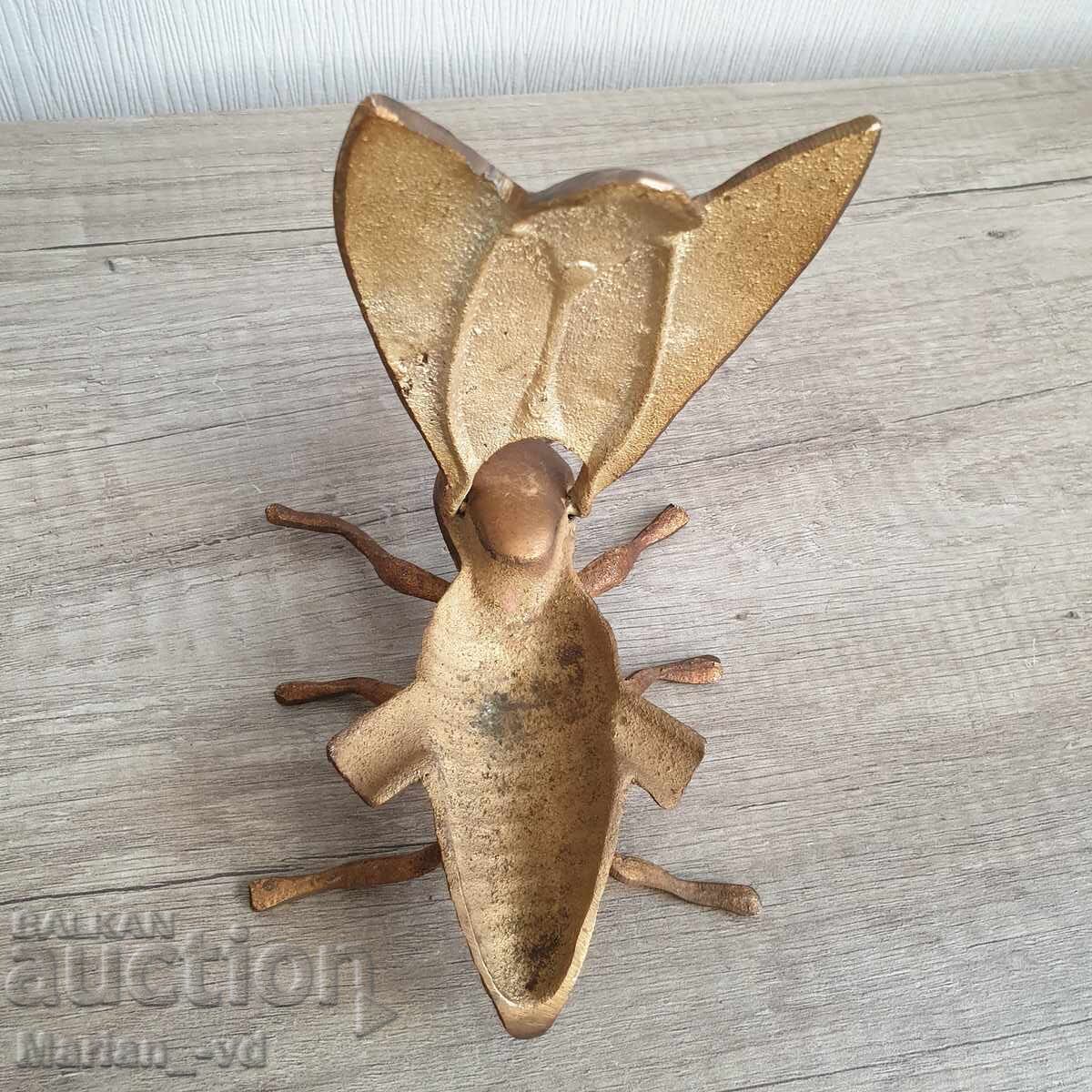 Cenușar din bronz, muscă cu preț 80.00 BGN | € 40.90 Cenușar din bronz, muscă cu preț 80.00 BGN | € 40.90