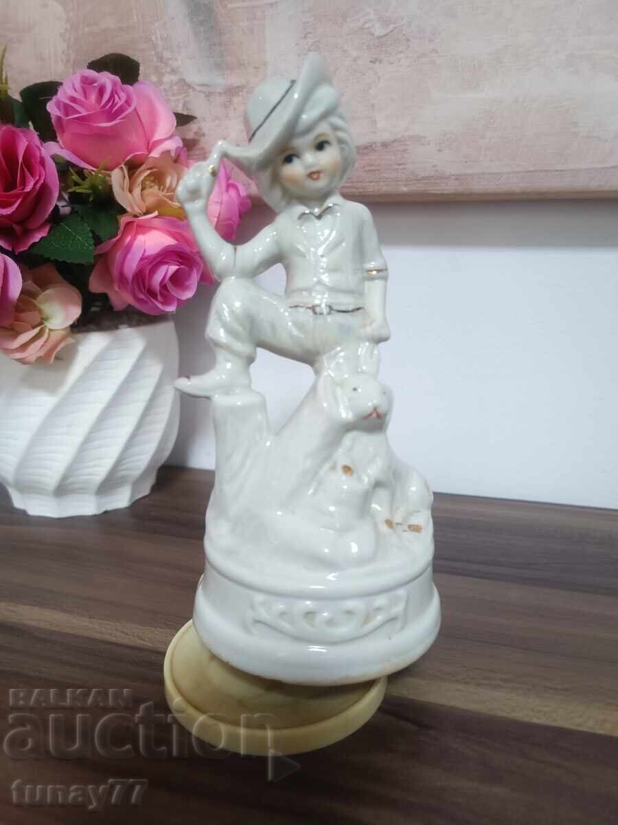 Красива музикална порцеланова фигура работи Красива музикална порцеланова фигура работи