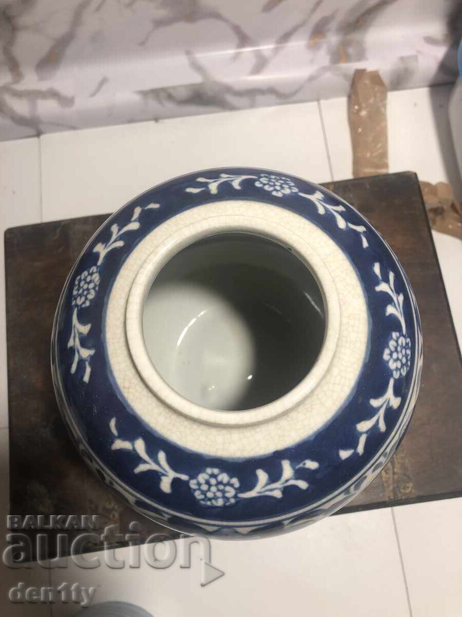 Κινέζικο κεραμικό βάζο, μπλε και λευκό με τιμή 25.00 BGN | € 12.78 Κινέζικο κεραμικό βάζο, μπλε και λευκό με τιμή 25.00 BGN | € 12.78