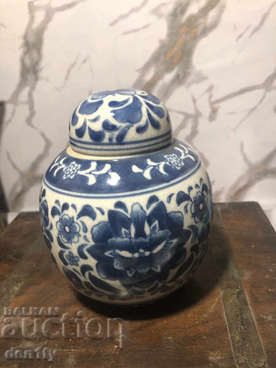 Auction  Chinese ceramic jar, blue and white