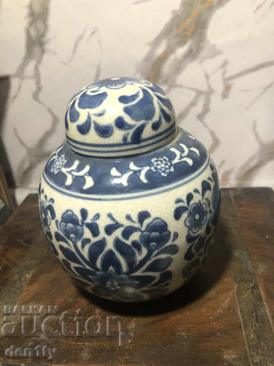 Delivery of Chinese ceramic jar, blue and white