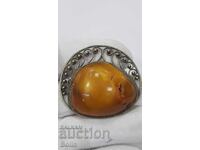 Frumoasă broșă veche cu chihlimbar natural uriaș Europa