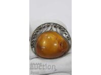 Красива стара брошка с огромен натурален къс кехлибар Европа