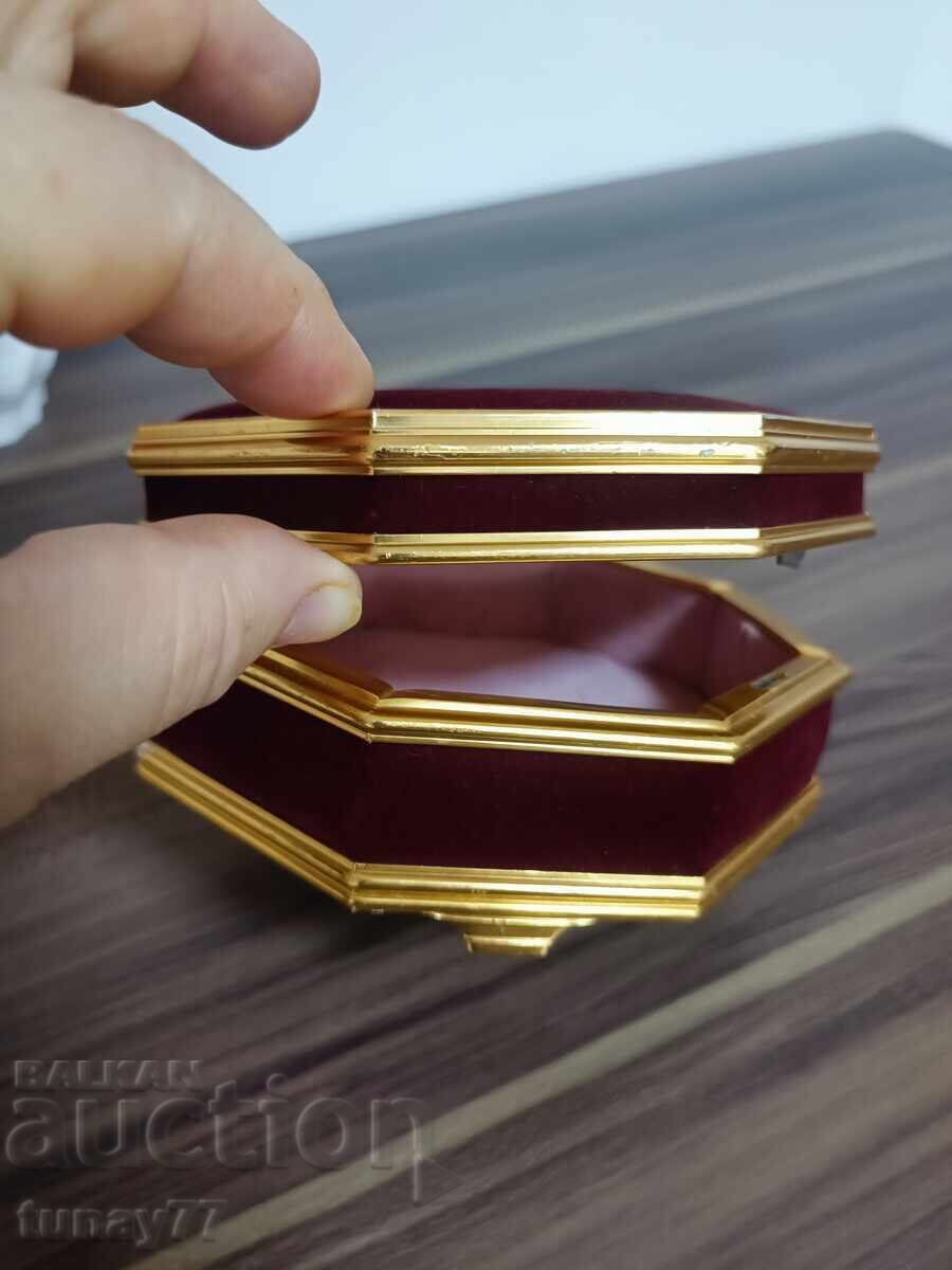 Аукцион Винтиж кадифен кутия за бижута с маркировка огледало Аукцион Винтиж кадифен кутия за бижута с маркировка огледало