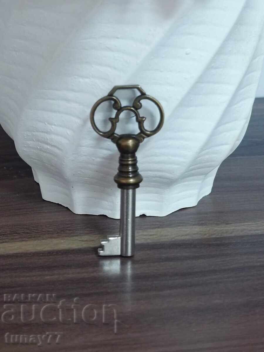 Vintage Key Clip with price 10.00 BGN | € 5.11 Vintage Key Clip with price 10.00 BGN | € 5.11