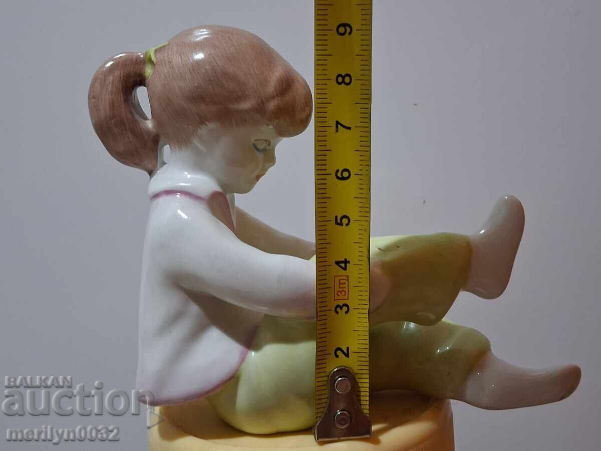 Παράδοση Ουγγρική πορσελάνινη φιγούρα ΚΟΡΙΤΣΙ αγαλματίδιο πορσελάνης